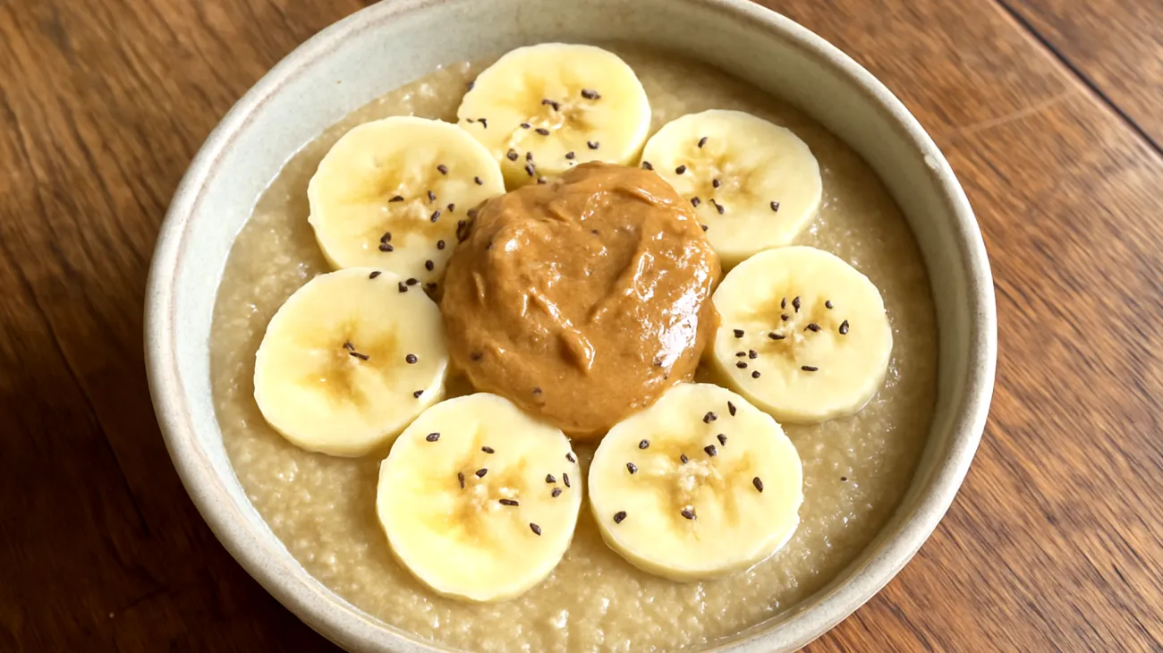Amaranth-Bananen-Porridge mit Mandelbutter und Chiasamen"