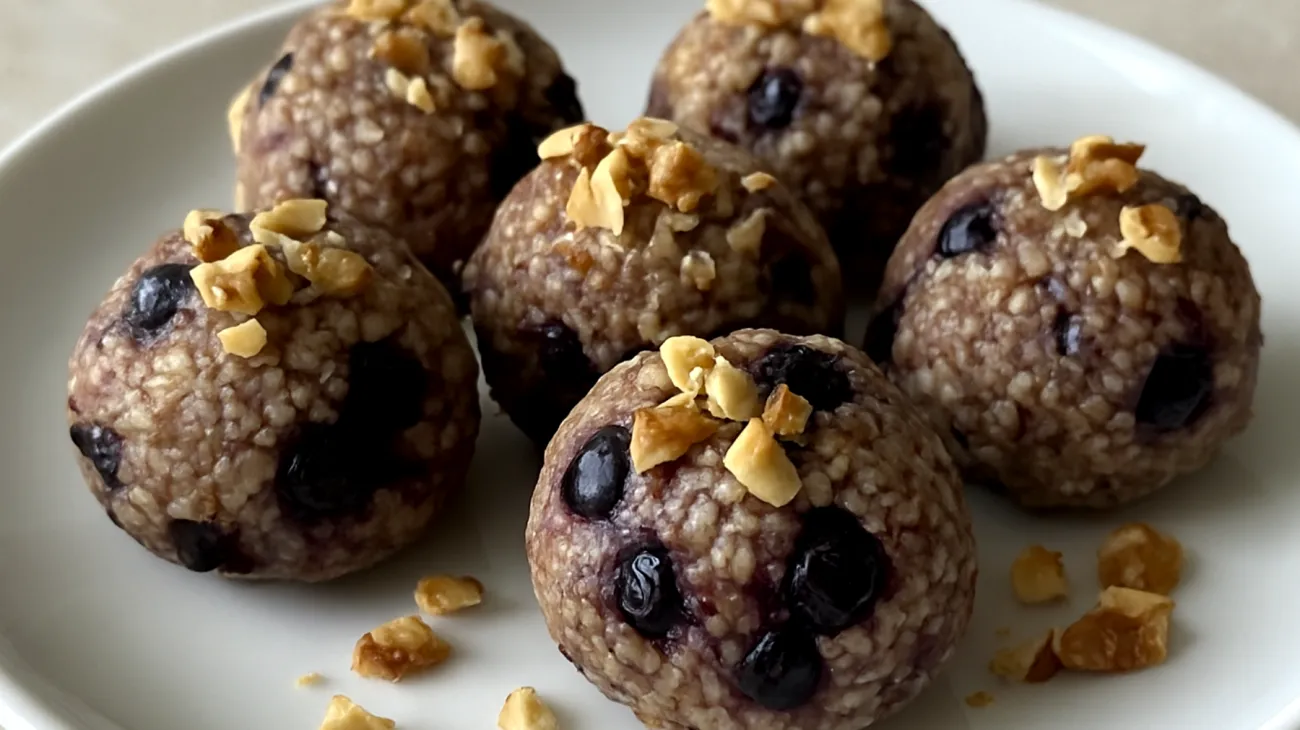 Buchweizen-Blaubeer-Bällchen mit Walnüssen"