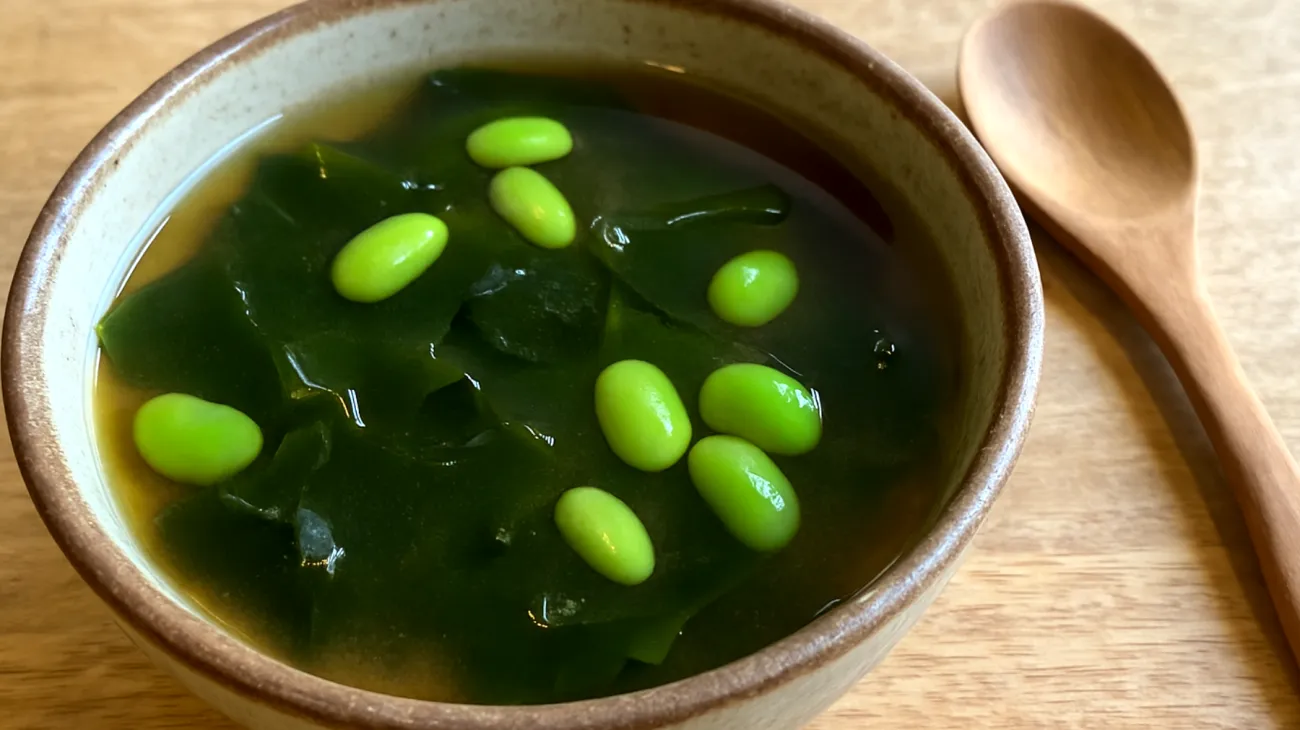 Miso-Suppe mit Wakame-Algen und Edamame"
